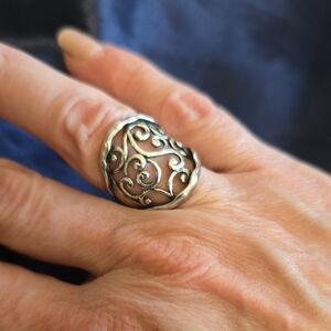 Elegant Silver Swirl Ring